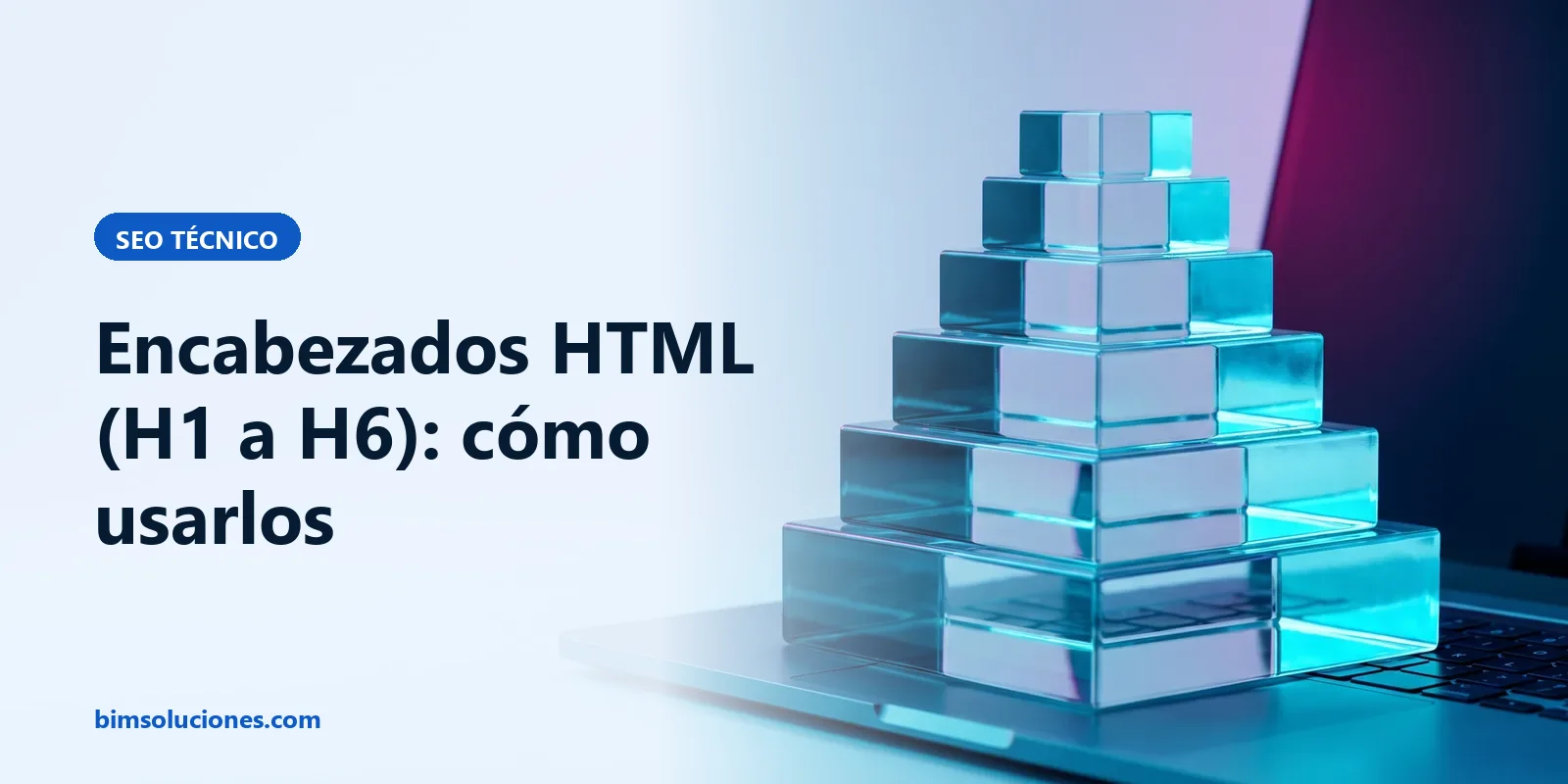 Seis bloques de cristal apilados de mayor a menor sobre una laptop, metáfora de la jerarquía de encabezados