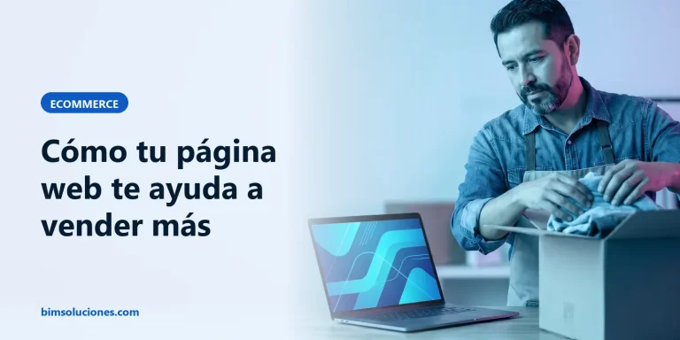 Dueño de una tienda de ropa empaca un pedido junto a una laptop con su tienda en línea, ventas que llegan por la web