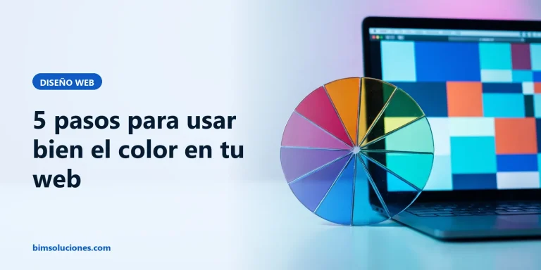Rueda cromática de cristal junto a una laptop con una web de bloques de color, al elegir la paleta de un sitio