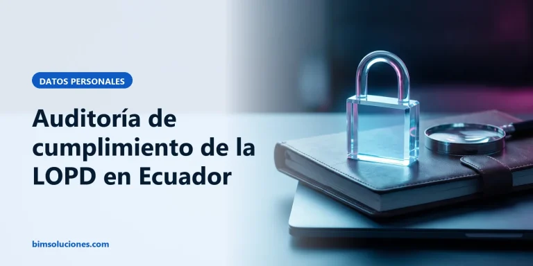 Candado de cristal sobre una carpeta junto a una laptop y una lupa, imagen de la revisión de datos personales