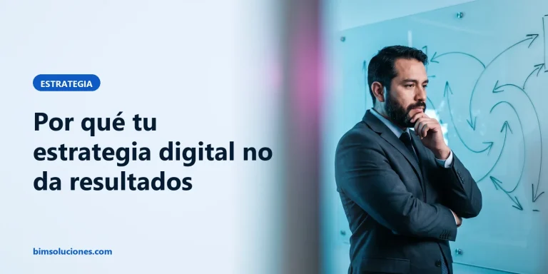 Por qué tu estrategia digital no da resultados (y cómo corregirla) 7 Gerente pensativo ante una pizarra con flechas que giran en círculo, imagen de una estrategia que no avanza