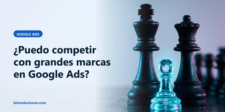 Un peón de cristal iluminado frente a grandes piezas oscuras de ajedrez, metáfora de competir con grandes marcas