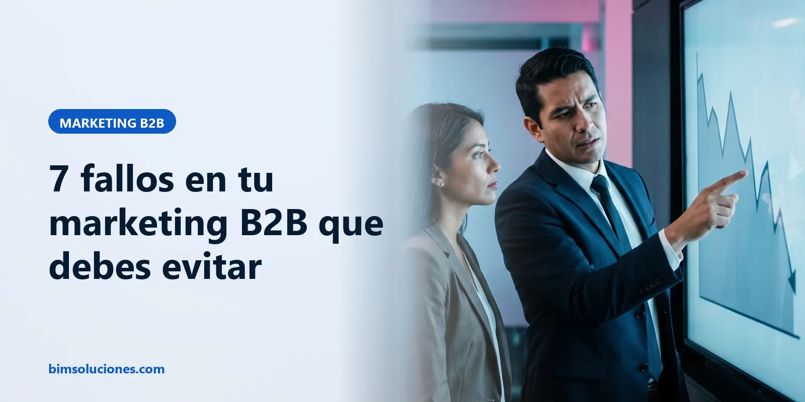 Portada: Fallos en el marketing B2B Ejecutivos revisan una gráfica descendente que refleja errores en una estrategia de marketing B2B
