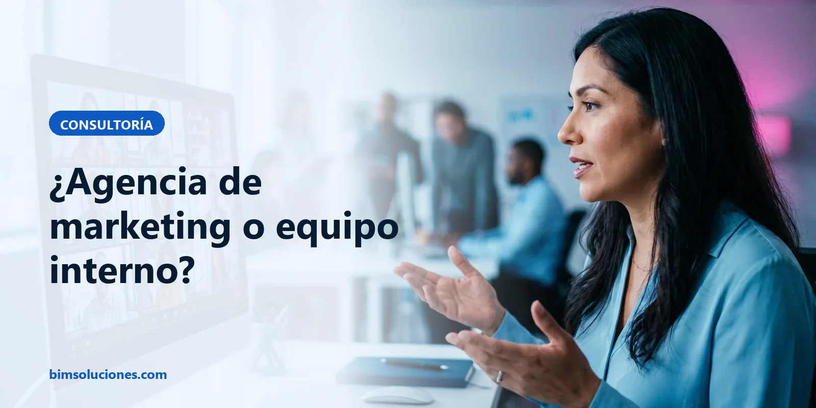 Portada: Agencia de marketing digital o equipo interno Líder de marketing en videollamada con una agencia externa mientras su equipo interno trabaja