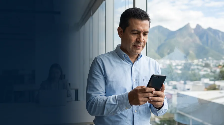 Gerente de una empresa consulta en su celular cómo aparece en el mapa, en una oficina de San Pedro Garza García, Monterrey
