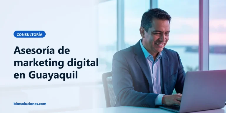 Empresario en una oficina de Guayaquil revisa métricas de marketing digital en su laptop