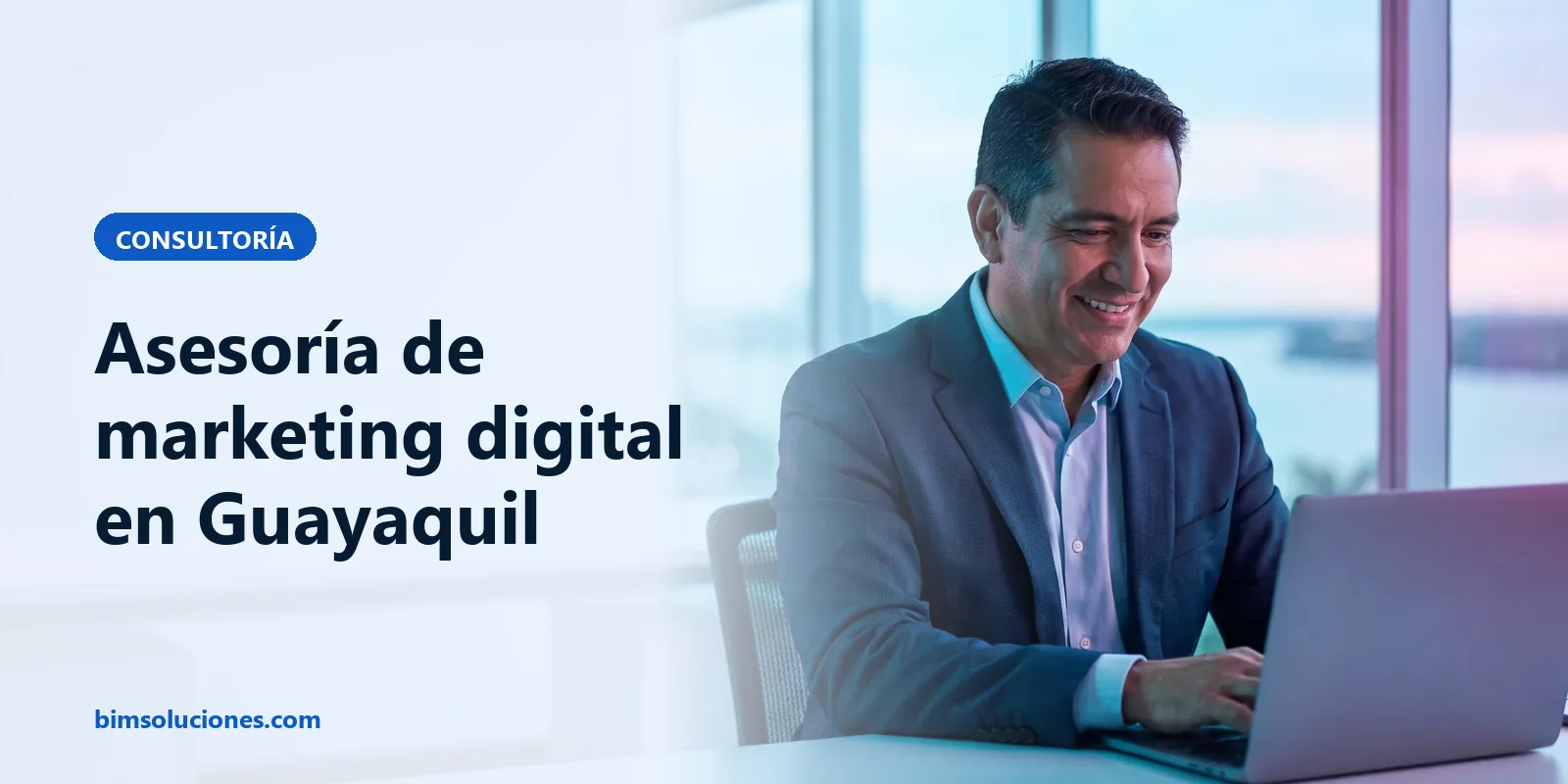 Portada: Asesoría de marketing digital en Guayaquil Empresario en una oficina de Guayaquil revisa métricas de marketing digital en su laptop