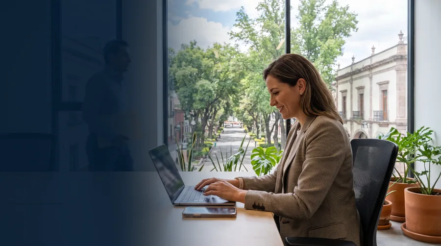 Coordinadora de una red de clínicas de Guadalajara supervisa desde su laptop las citas que agenda el chatbot de WhatsApp