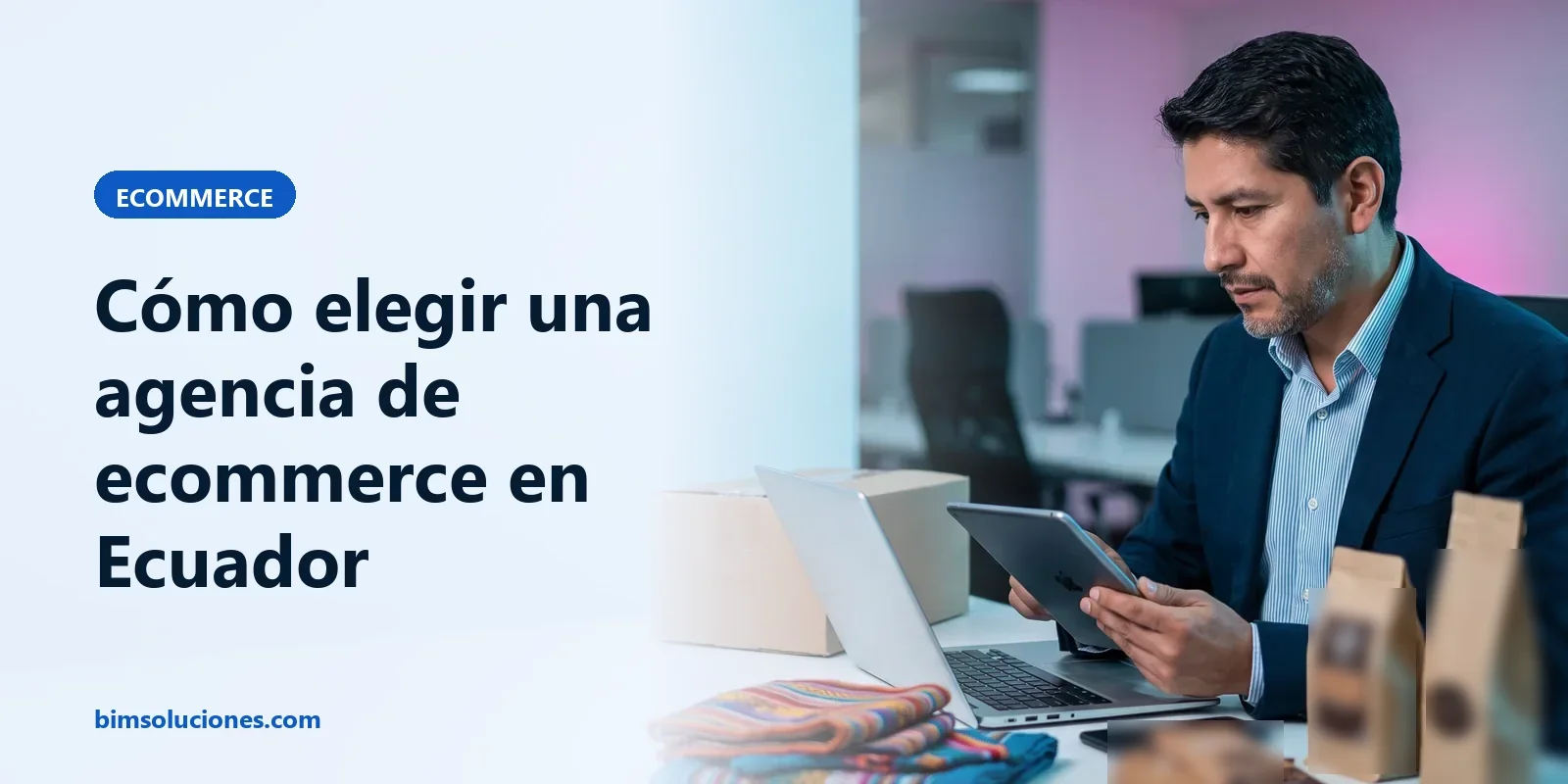 Gerente de una pyme compara en una tableta y una laptop propuestas de tiendas online junto a productos y una caja de envío