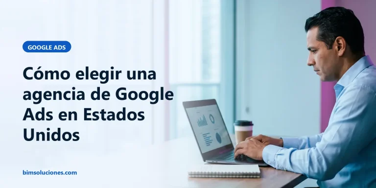 Gerente hispano revisa en su laptop los resultados de campañas publicitarias en una oficina moderna con vista a la ciudad