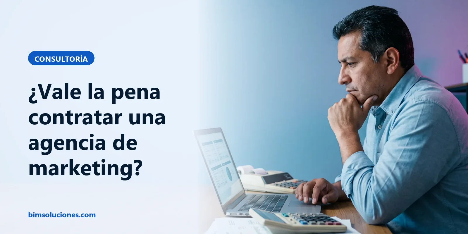 Portada: Contratar una agencia de marketing digital Dueño de negocio analiza costos y resultados antes de contratar una agencia de marketing digital