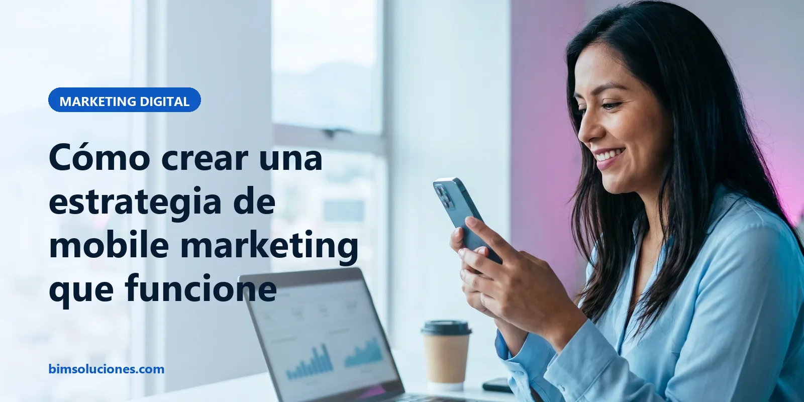 Portada: Estrategia de mobile marketing Emprendedora en una oficina de Quito revisa en su smartphone los resultados de una campaña de mobile marketing