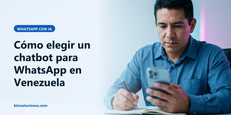 Gerente de ventas revisa en su teléfono una conversación de clientes y toma notas en una libreta en su oficina
