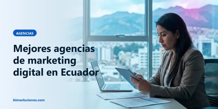 Gerente en Quito evalúa propuestas de agencias de marketing digital en una tableta