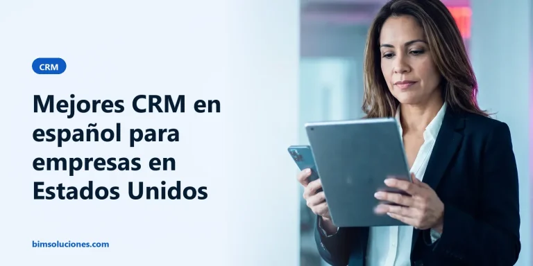 Gerente latina revisa en una tableta el seguimiento de sus clientes con el teléfono en la mano, en una oficina luminosa