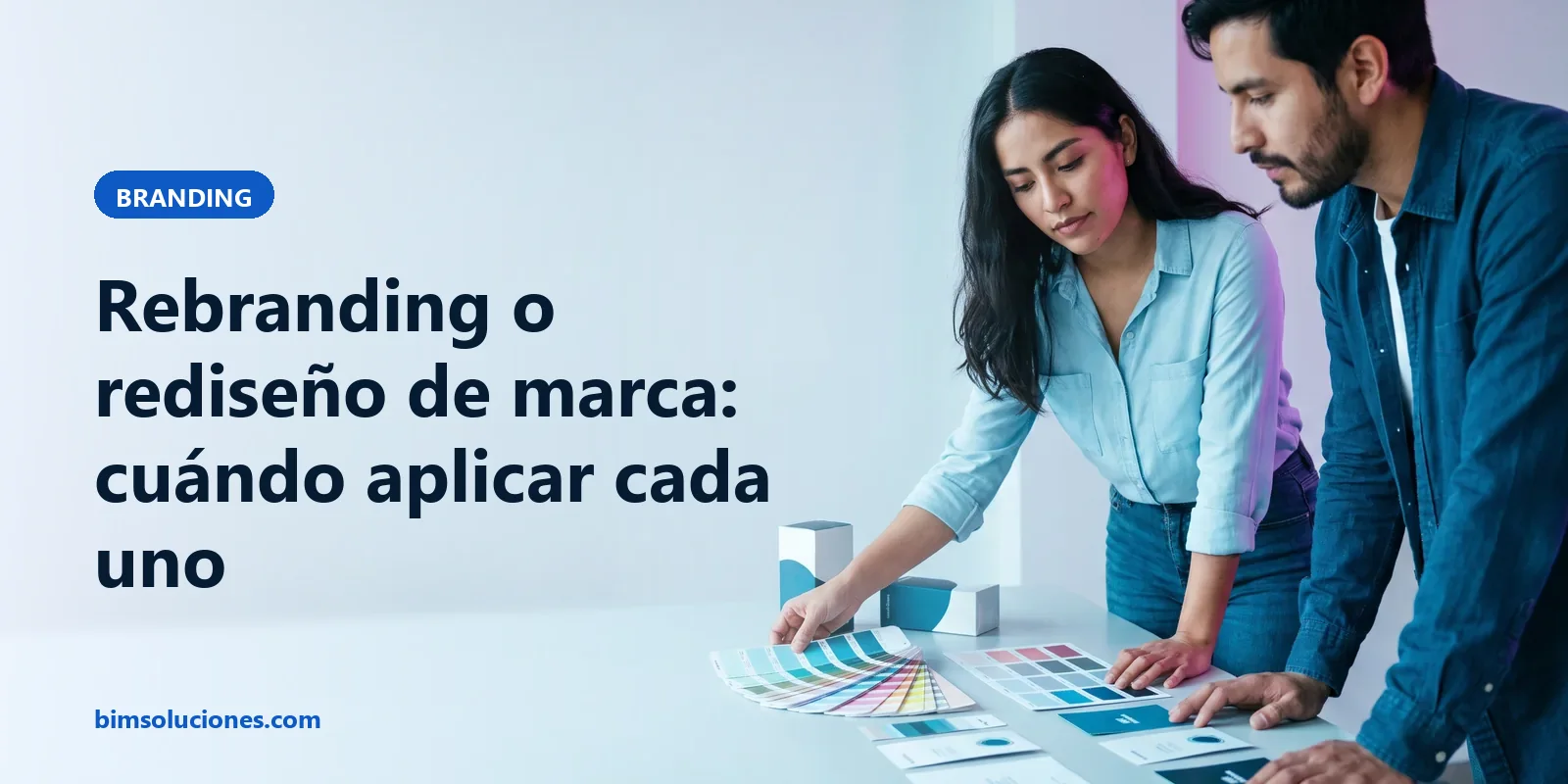 Portada: Rebranding o rediseño de marca Diseñadores comparan la identidad antigua y la nueva de una marca durante un proceso de rebranding